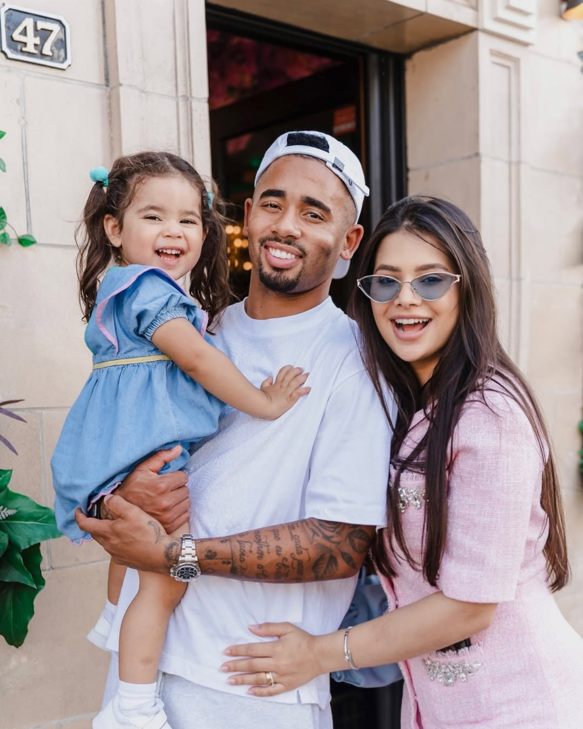 Gabriel Jesus e Raiane Lima e a pequena Helena - Reprodução/Instagram