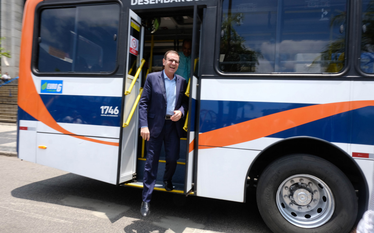 Prefeito Eduardo Paes apresenta novos sensores de ar-condicionado nos &ocirc;nibus do Rio, nesta ter&ccedil;a-feira (17)