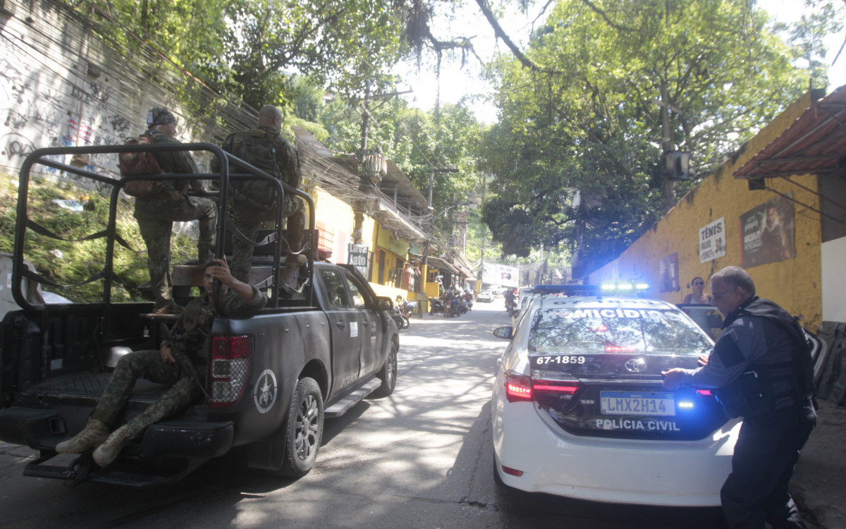 Operação policial na Rocinha, nesta terça-feira (17).