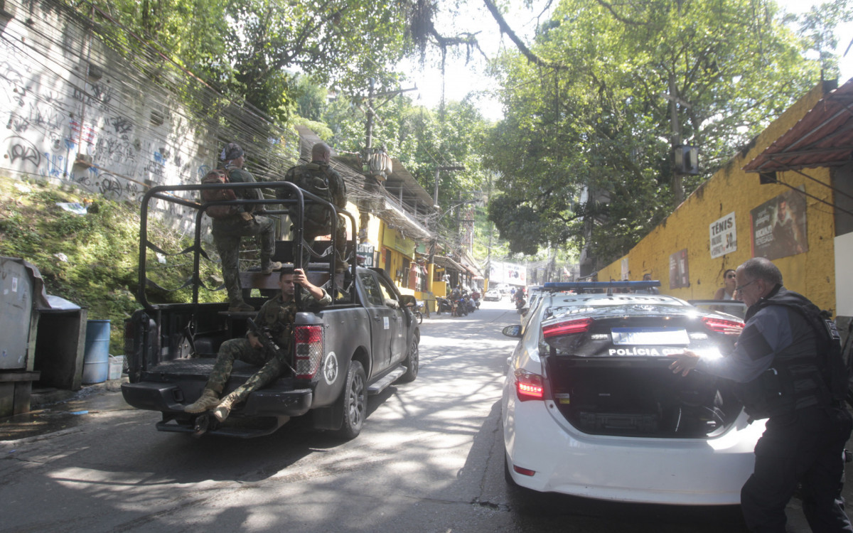 Operação policial na Rocinha, nesta terça-feira (17).