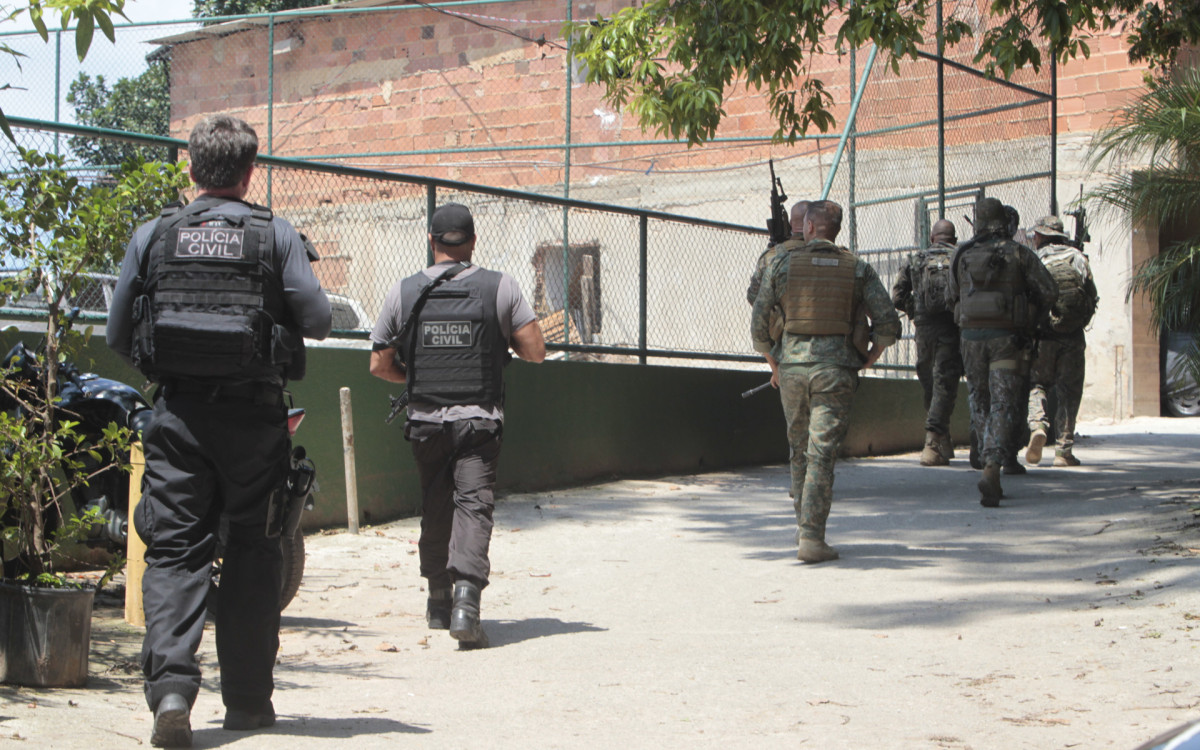 Operação policial na Rocinha, nesta terça-feira (17).