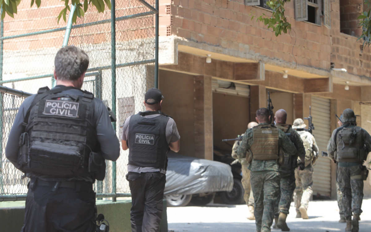 Operação policial na Rocinha, nesta terça-feira (17).
