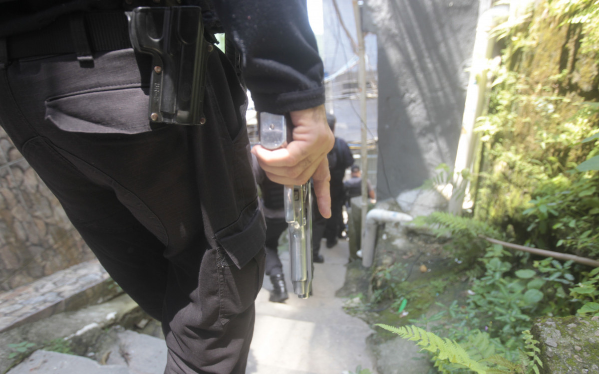 Operação policial na Rocinha, nesta terça-feira (17).