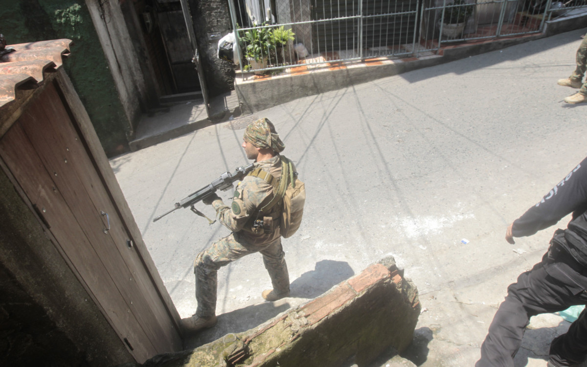 Operação policial na Rocinha, nesta terça-feira (17).