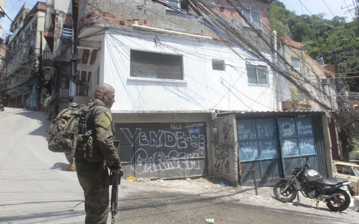 Policiais realizam megaoperação na Rocinha para prender traficantes de outros estados