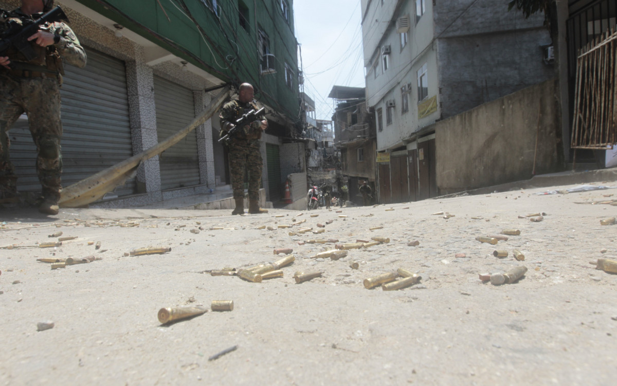 Operação policial na Rocinha, nesta terça-feira (17).