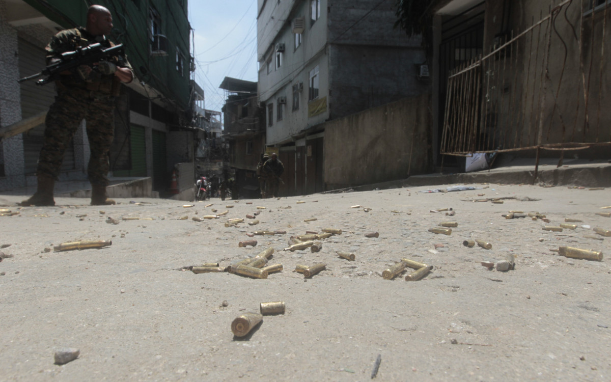 Rua da Rocinha ficou cheia de cápsulas deflagradas; região teve intenso tiroteio durante operação