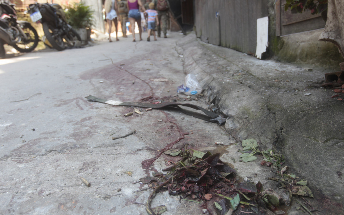 Rua da Rocinha ficou suja de sangue após intenso confronto em megaoperação