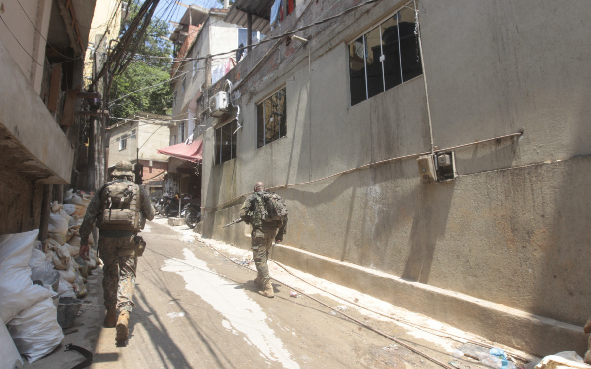 Policiais buscam criminosos de outros estados durante operação na Rocinha