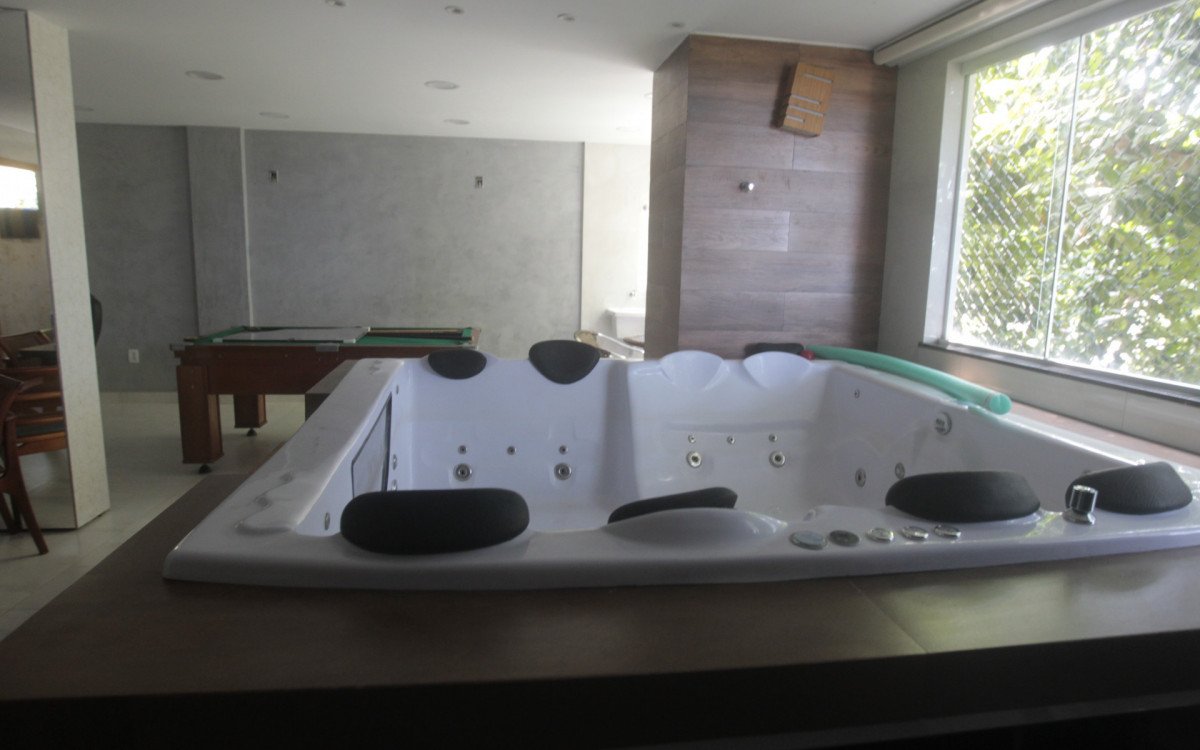 Casa de luxo encontrada na Rocinha durante megaoperação tem banheira e sinuca