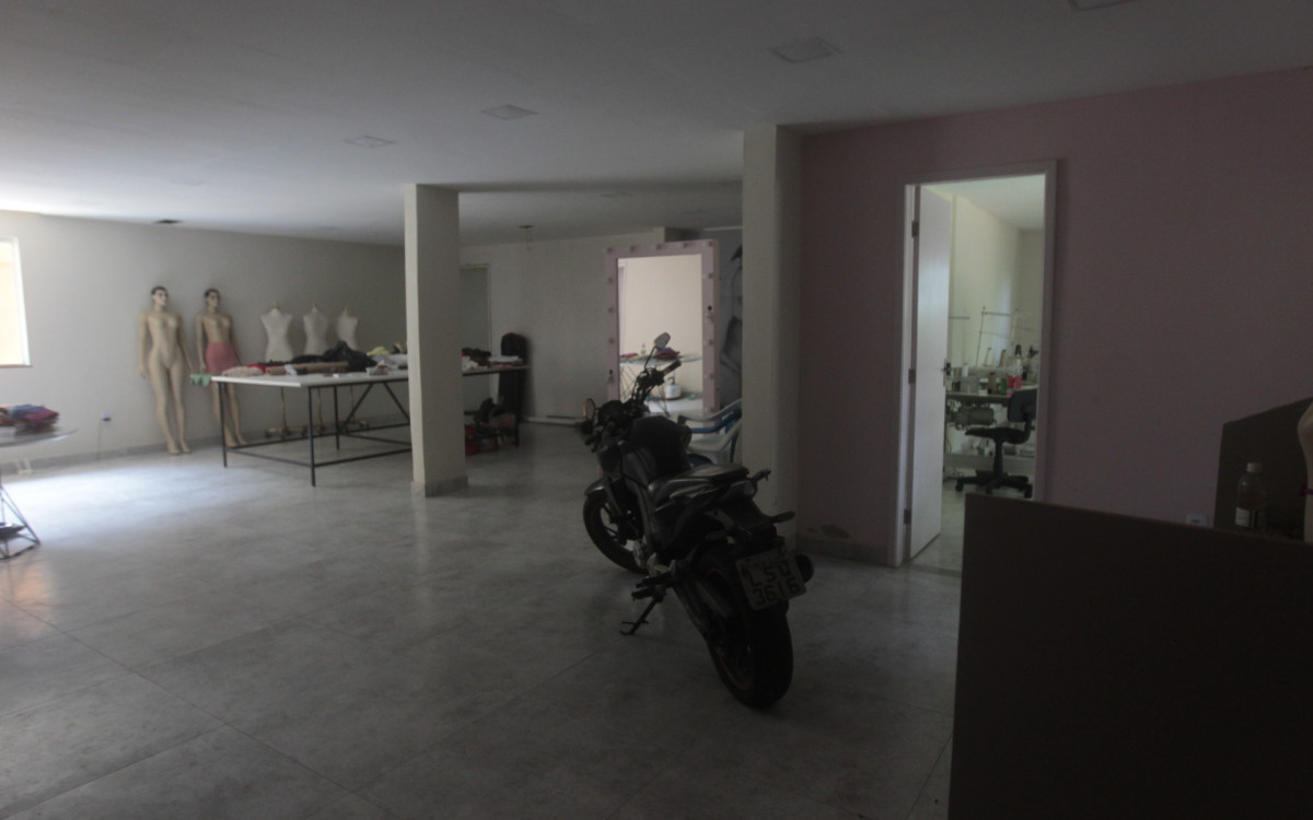 Moto foi encontrada dentro de casa de luxo que, segundo a investigação, era usada por criminosos