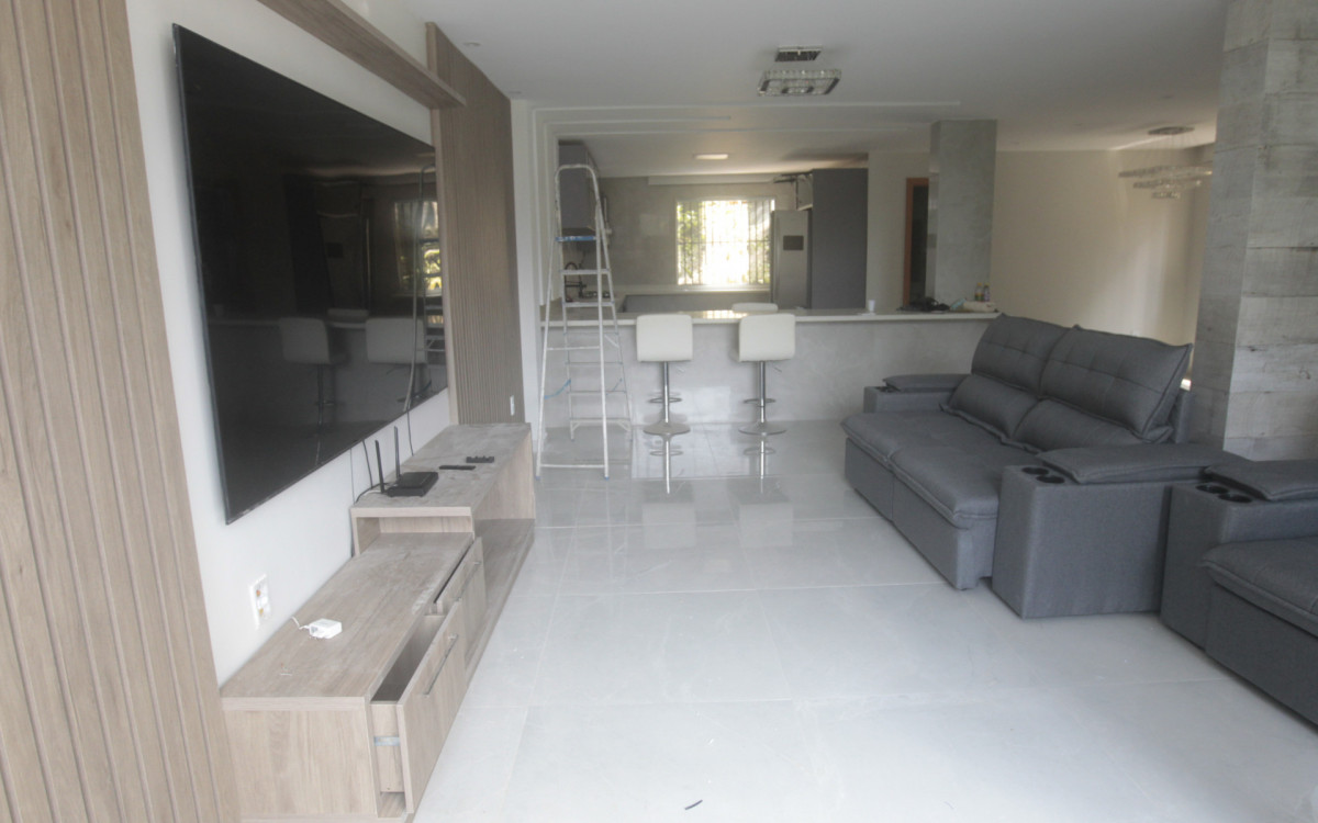 Casa de luxo, usada por traficantes, foi encontrada por policiais na Rocinha