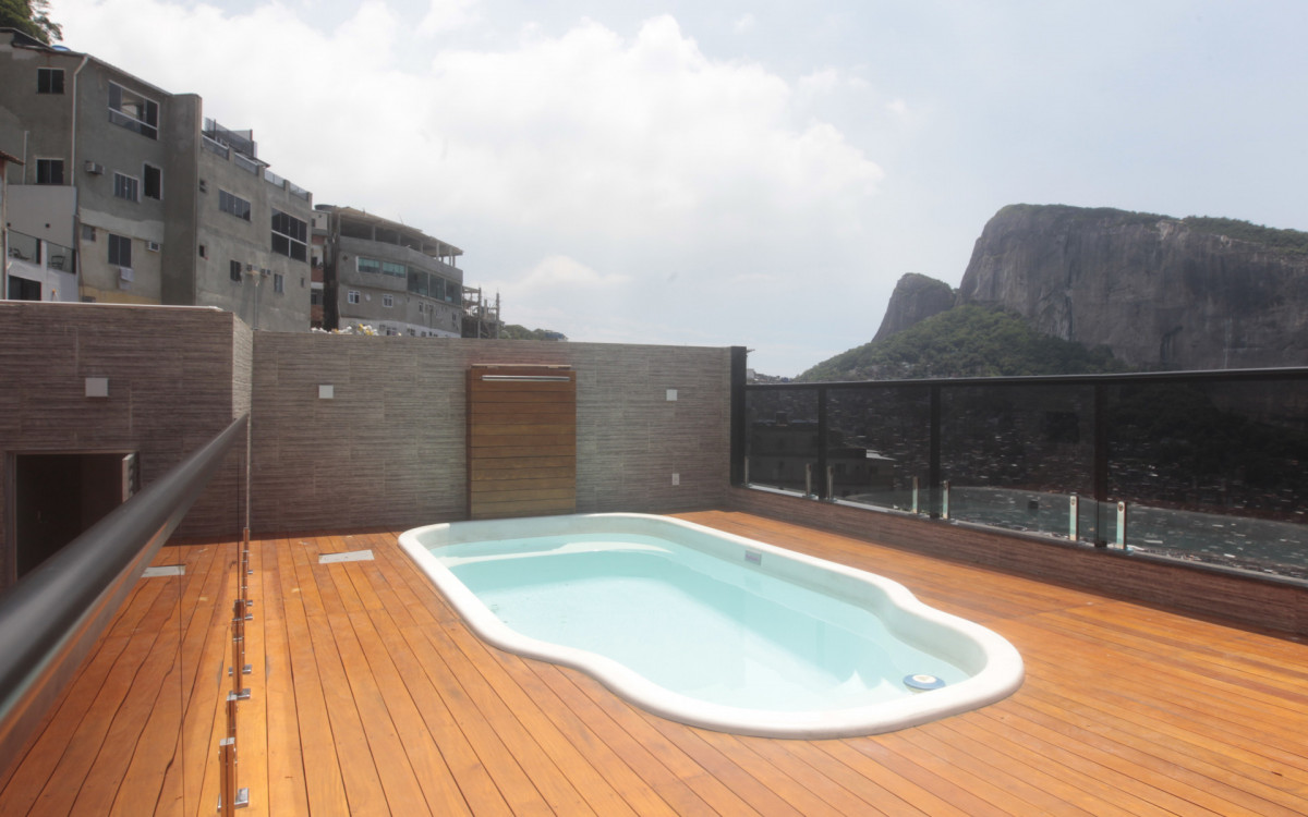 Criminosos tinham piscina em área suspensa dentro de casa de luxo na Rocinha