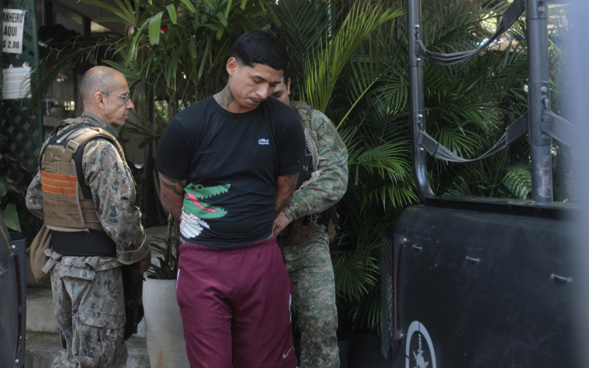 Operação policial na Rocinha, nesta terça-feira (17).