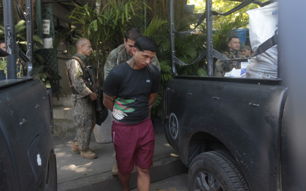 Homem foi preso por policiais militares em megaoperação na Rocinha