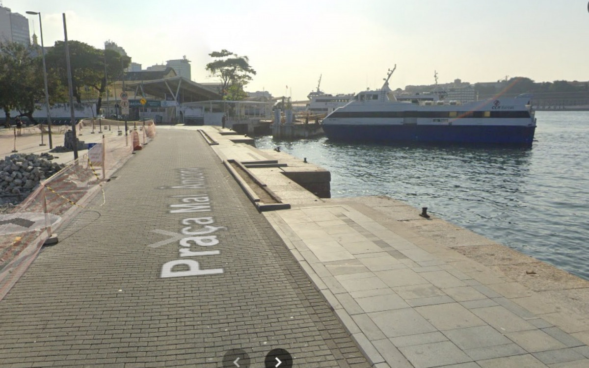 Motorista perdeu o controle e caiu na Baía de Guanabara