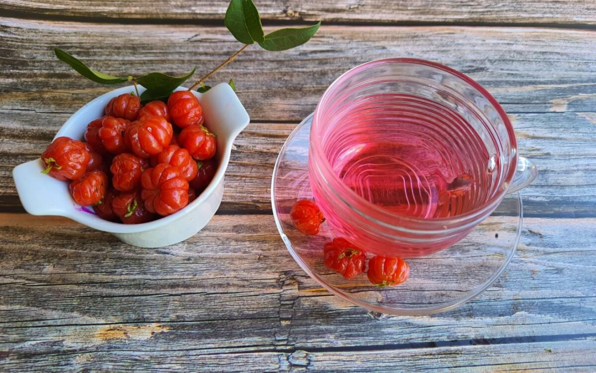 O chá de pitangueira, além de saboroso, é benéfico à saúde (Imagem: eliscora | Shutterstock)