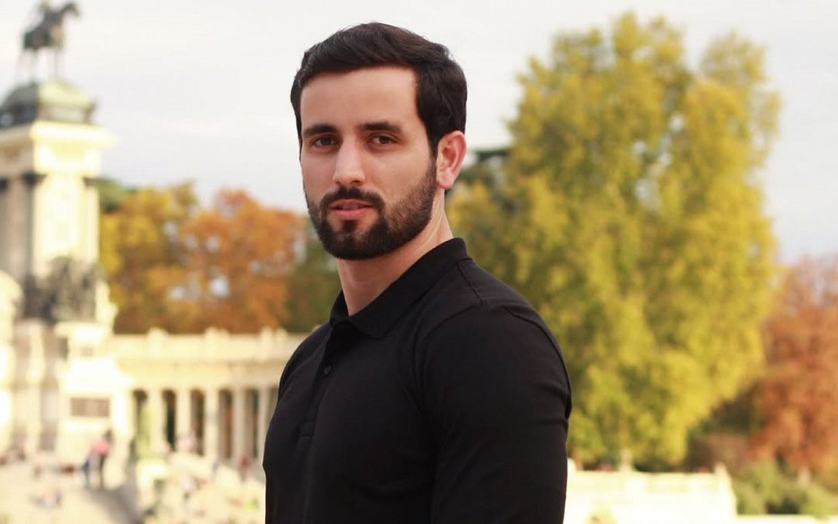 1 ? Após conquistar o segundo lugar no ?BBB 24?, Matteus Amaral se viu dentro de uma grande polêmica. Segundo nota do Instituto Federal Farroupilha, o ex-participante do reality show teria ingressado na faculdade em 2014 por meio da Lei de Cotas ao se autodeclarar preto. Ele, então, usou as redes sociais para se explicar: \