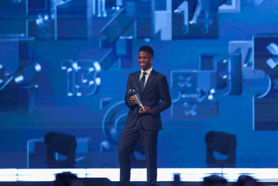 Eleito melhor jogador do mundo, Vini Jr é homenageado pela Prefeitura de São Gonçalo