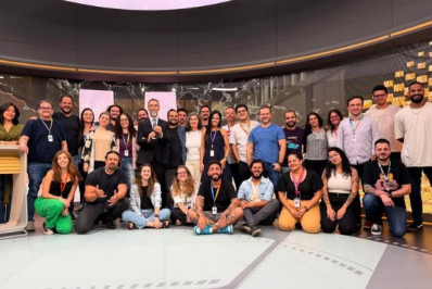 César Tralli posa com equipe do 'Jornal Hoje' para celebrar prêmio no 'Melhores do Ano'