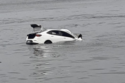 Vídeo: carro cai na Baía de Guanabara, no Centro do Rio