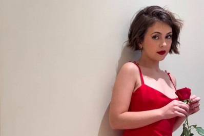 Klara Castanho esbanja beleza em fotos com look vermelho