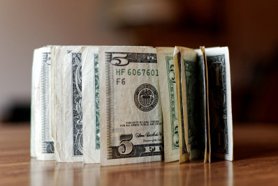 Dólar cai para R$ 6,12 com intervenção do BC e aprovação de pacote