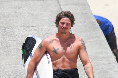 Romulo Arantes Neto aproveita dia de sol e surfa em praia do Rio