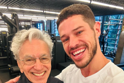 José Loreto encontra Caetano Veloso na academia: 'Meu ídolo'