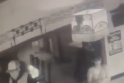 Stripper esfaqueia DJ durante show em boate nos EUA e é presa