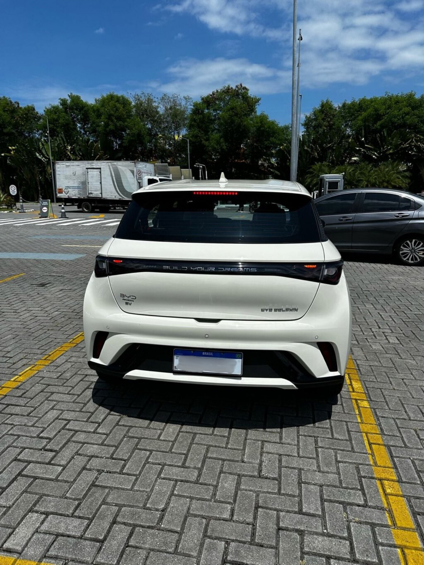 Para o universitário, o carro elétrico atende às demandas da rotina sem problema nenhum
