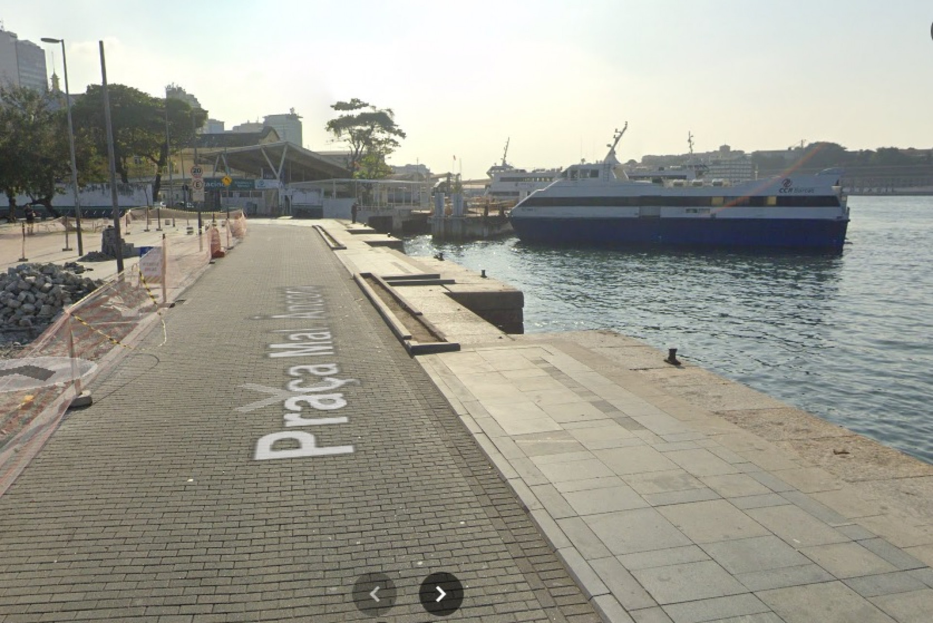 Motorista perdeu o controle e caiu na Baía de Guanabara - Reprodução/Google Maps