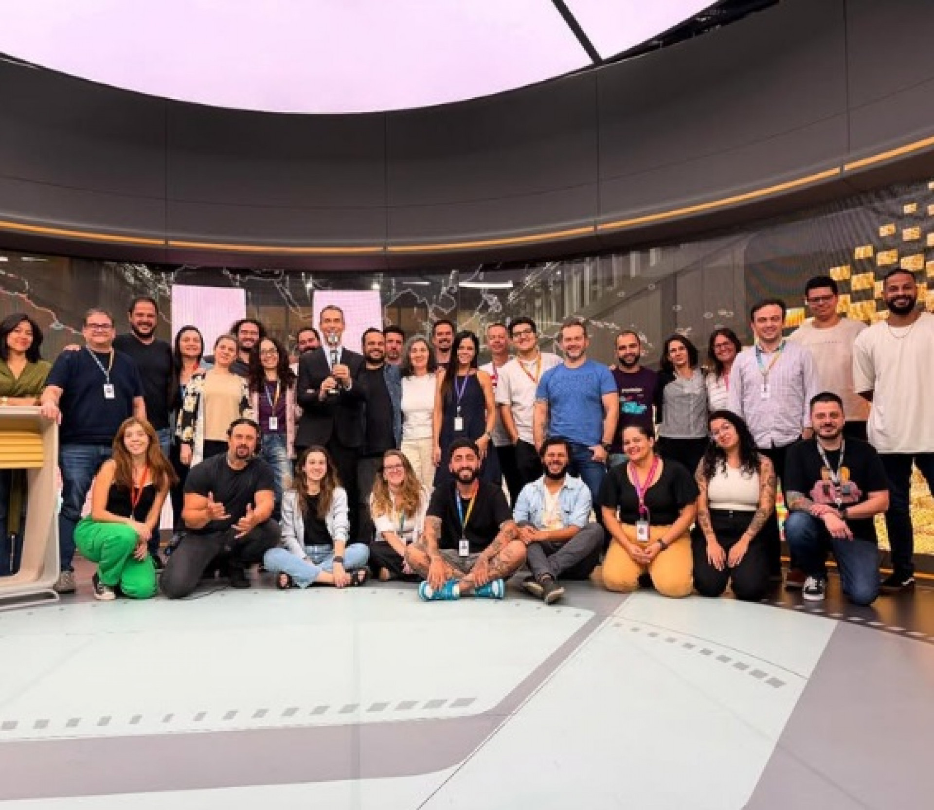 César Tralli ao lado da equipe do 'Jornal Hoje' - Reprodução/Instagram