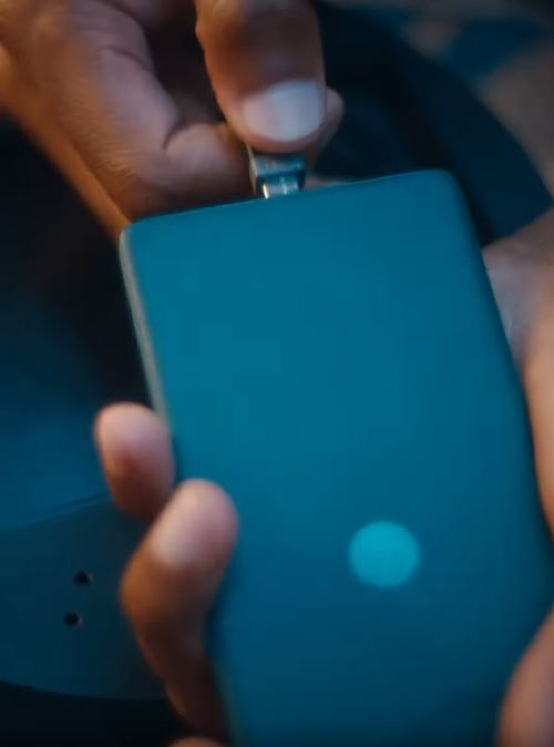 Novo brinquedo funciona ao plugar um smartphone na parte de trás - Reprodução / Tim