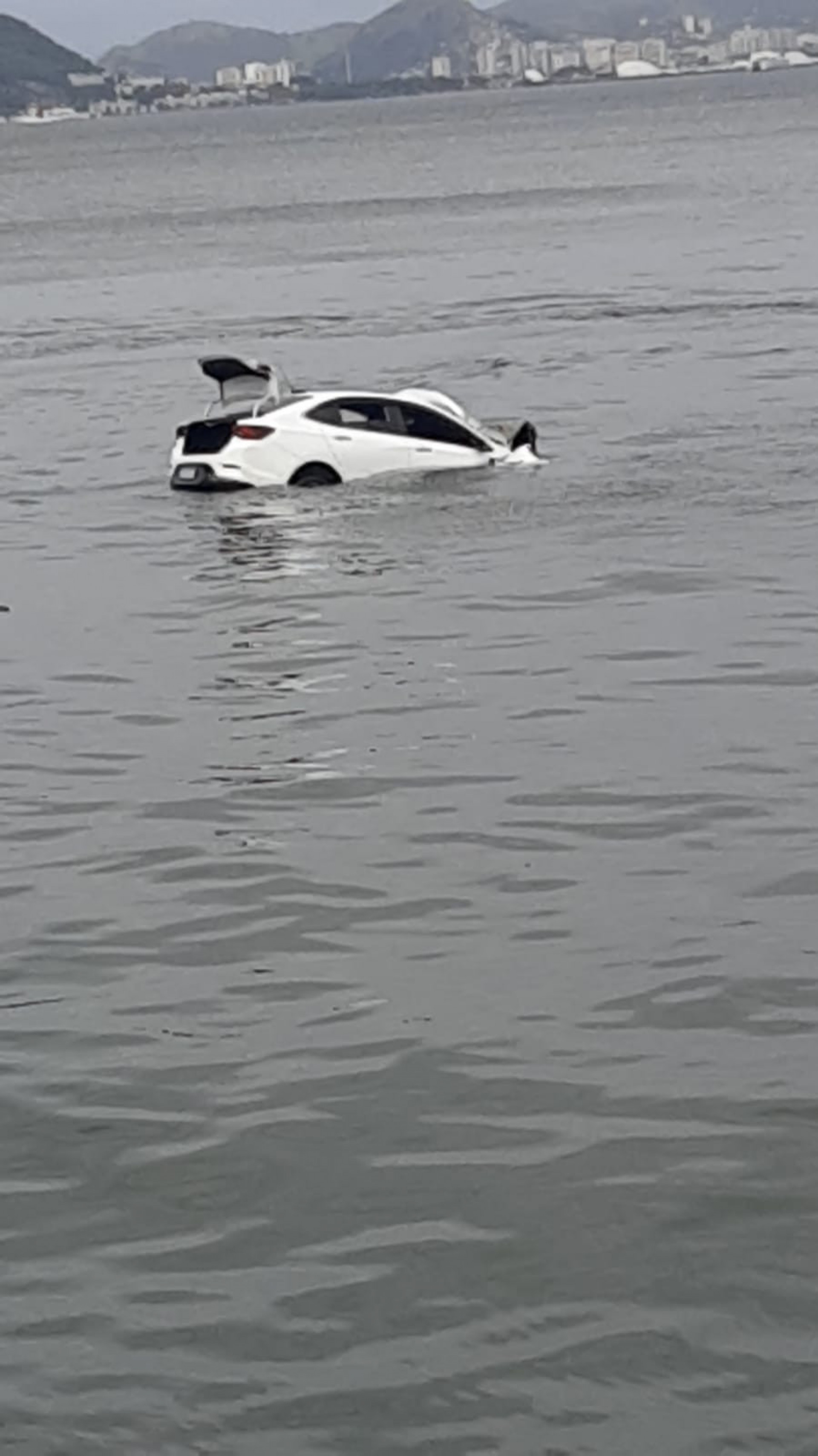 Carro aparece boiando na Baía de Guanabara, no Centro do Rio
