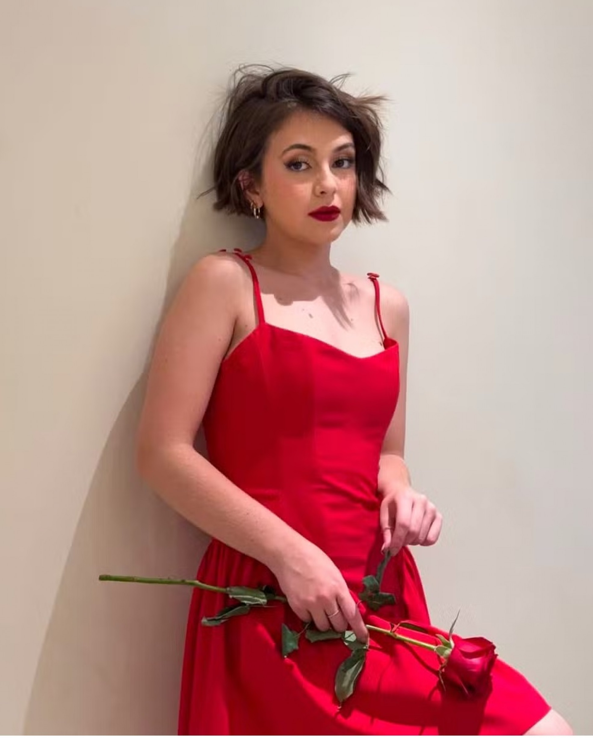 Klara Castanho surgiu de look vermelho nas redes sociais - Reprodução/Instagram