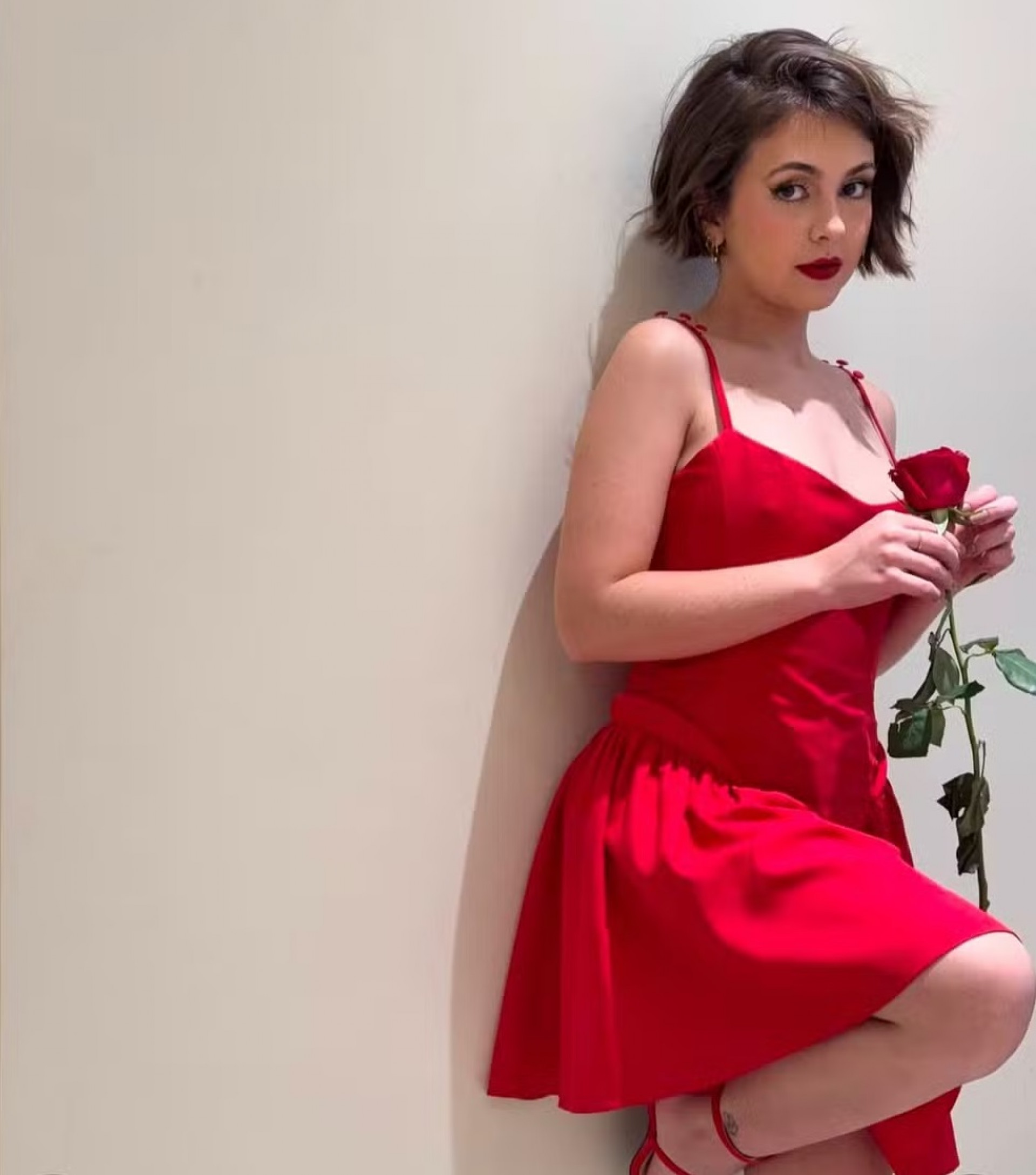 Klara Castanho surgiu de look vermelho nas redes sociais - Reprodução/Instagram