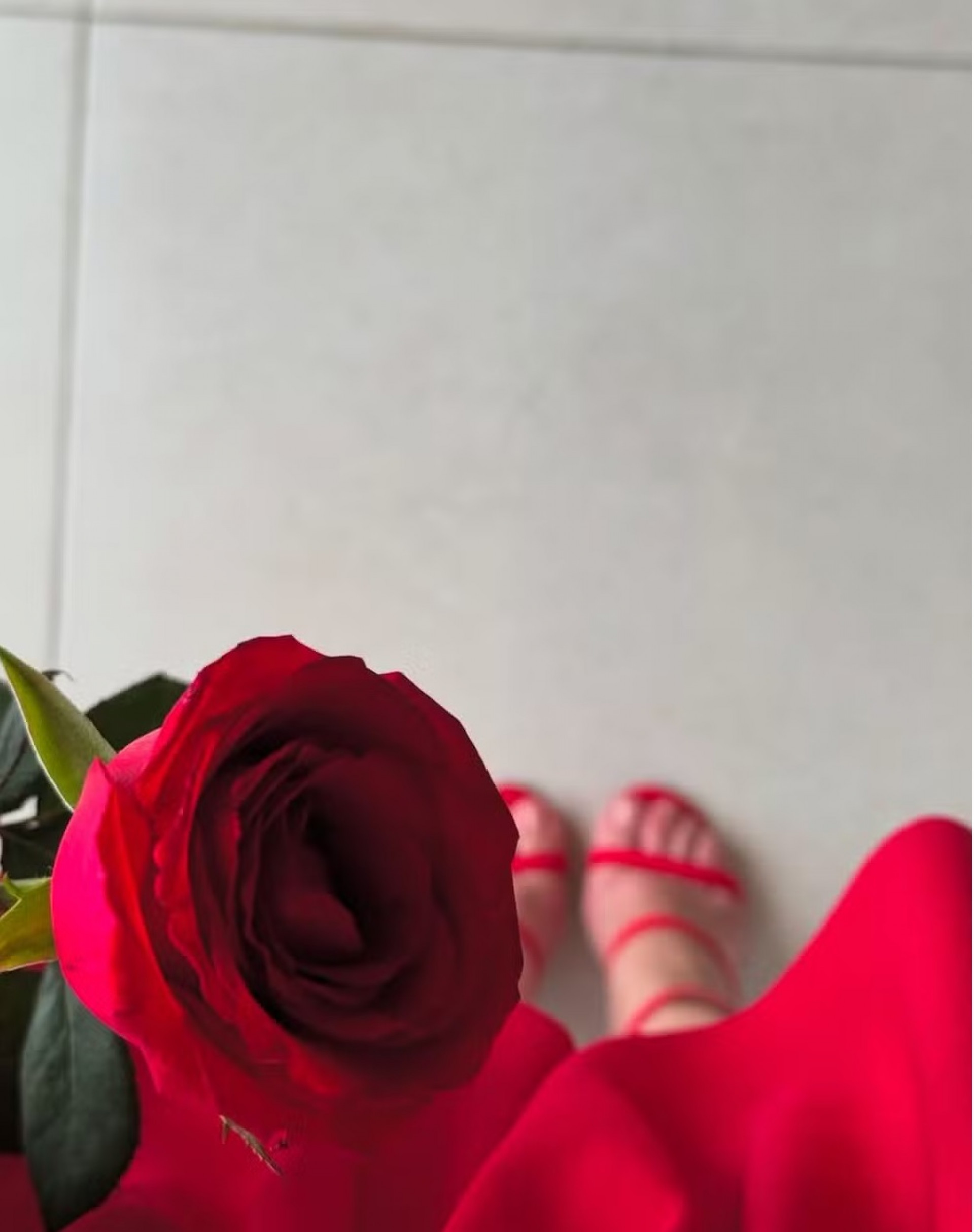 Klara Castanho surgiu de look vermelho nas redes sociais - Reprodução/Instagram