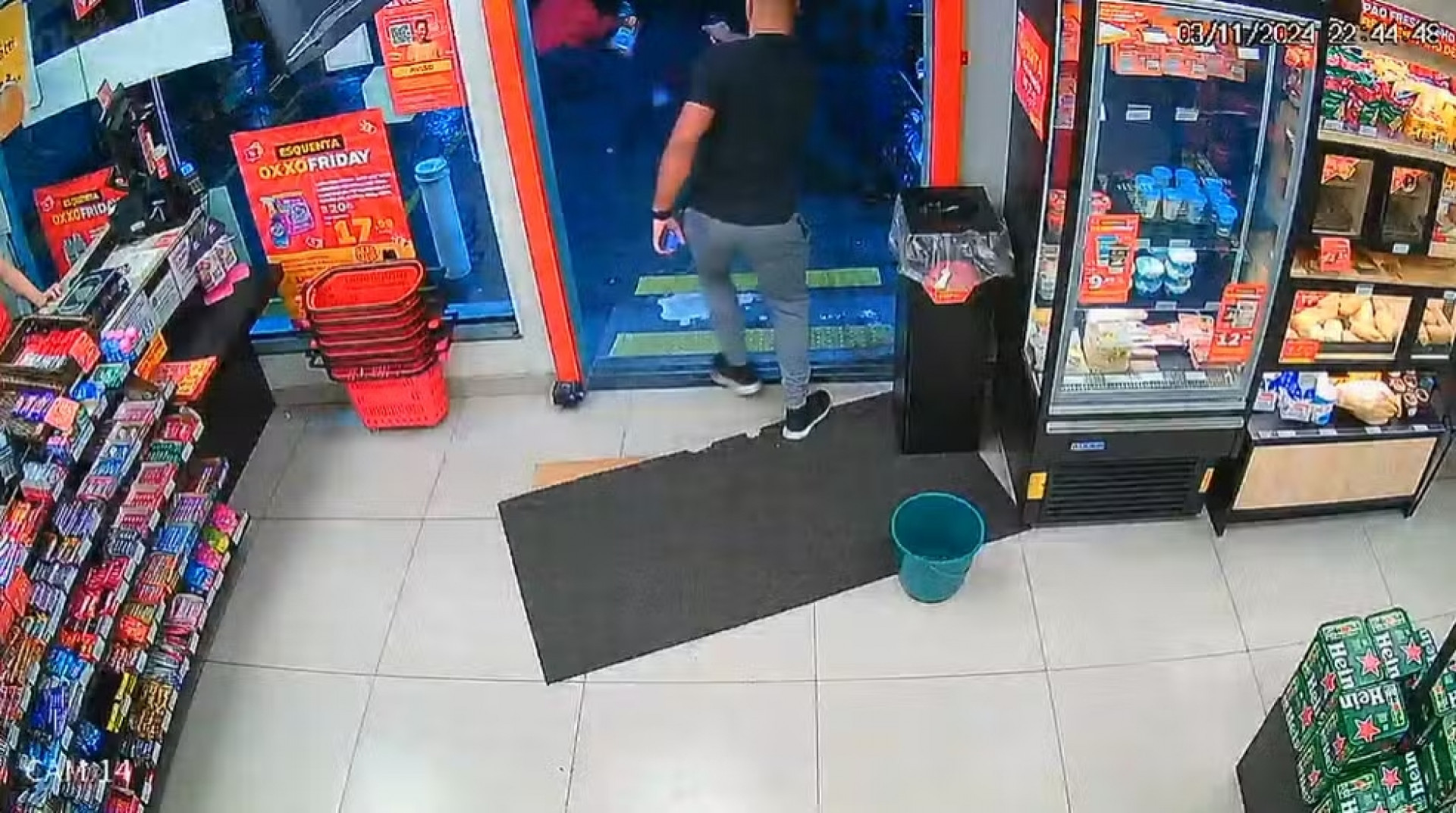 Jovem de 26 anos foi executado por um policial militar em frente a um supermercado - Reprodução