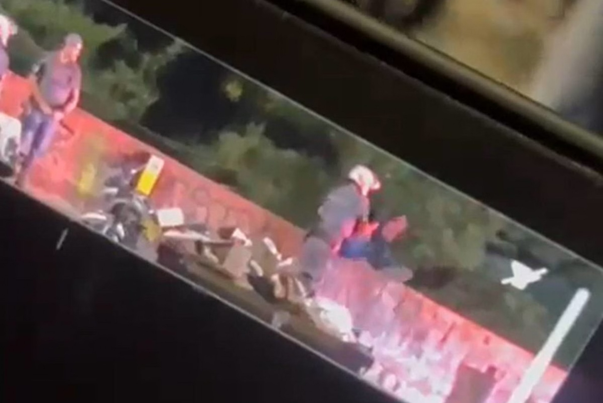 Policial militar empurrou homem do alto de uma ponte no bairro Vila Clara, na Zona Sul de São Paulo - Reprodução