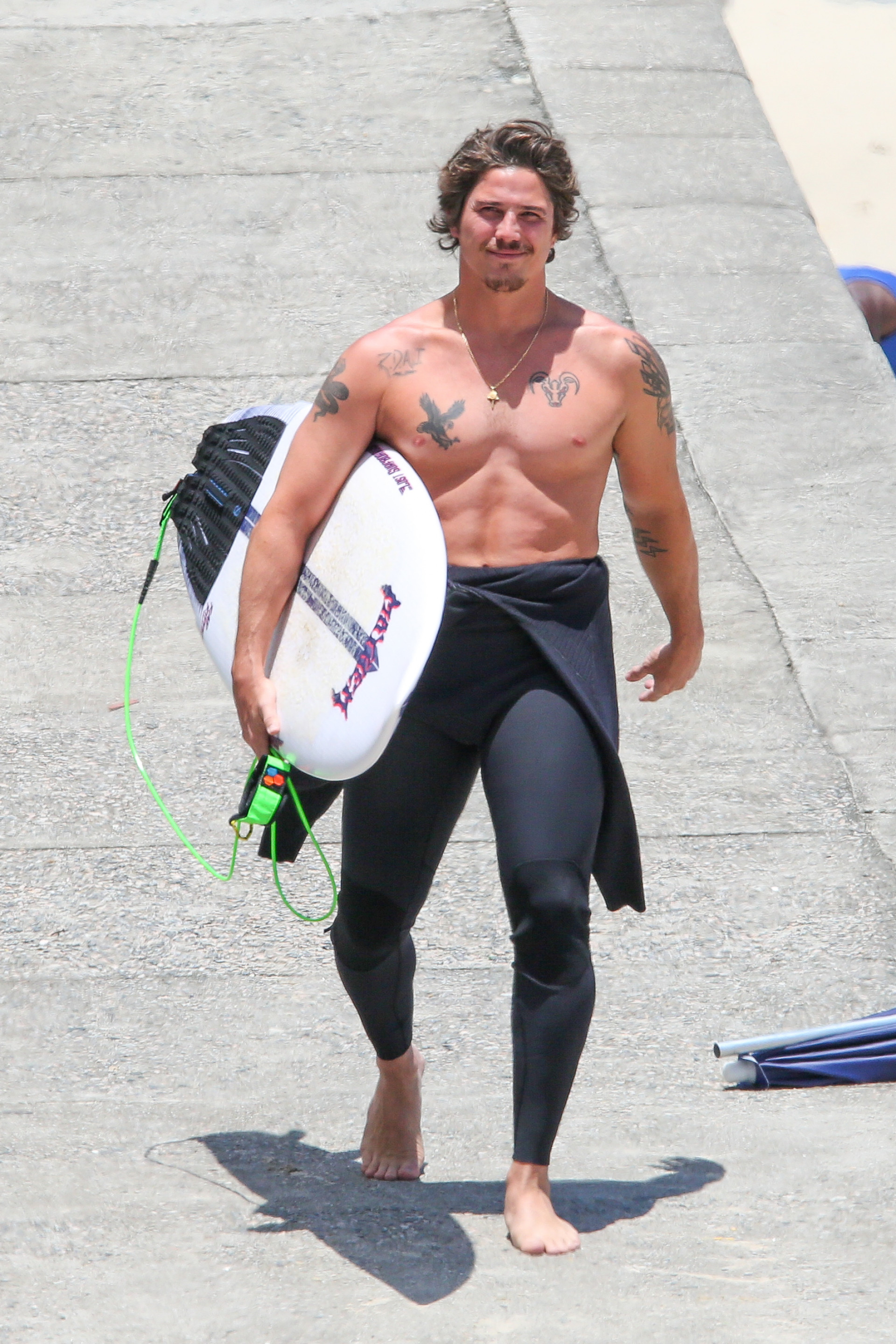 Romulo Arantes Neto aproveita dia de sol e surfa em praia do Rio
- Dilson Silva / Agnews