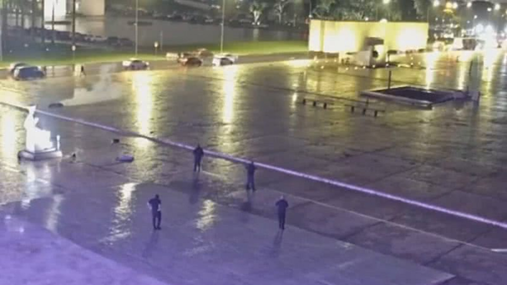 Momento que homem provoca explos&otilde;es em Bras&iacute;lia e acaba morto atingido pelo pr&oacute;prio artefato - Reprodu&ccedil;&atilde;o / GloboNews