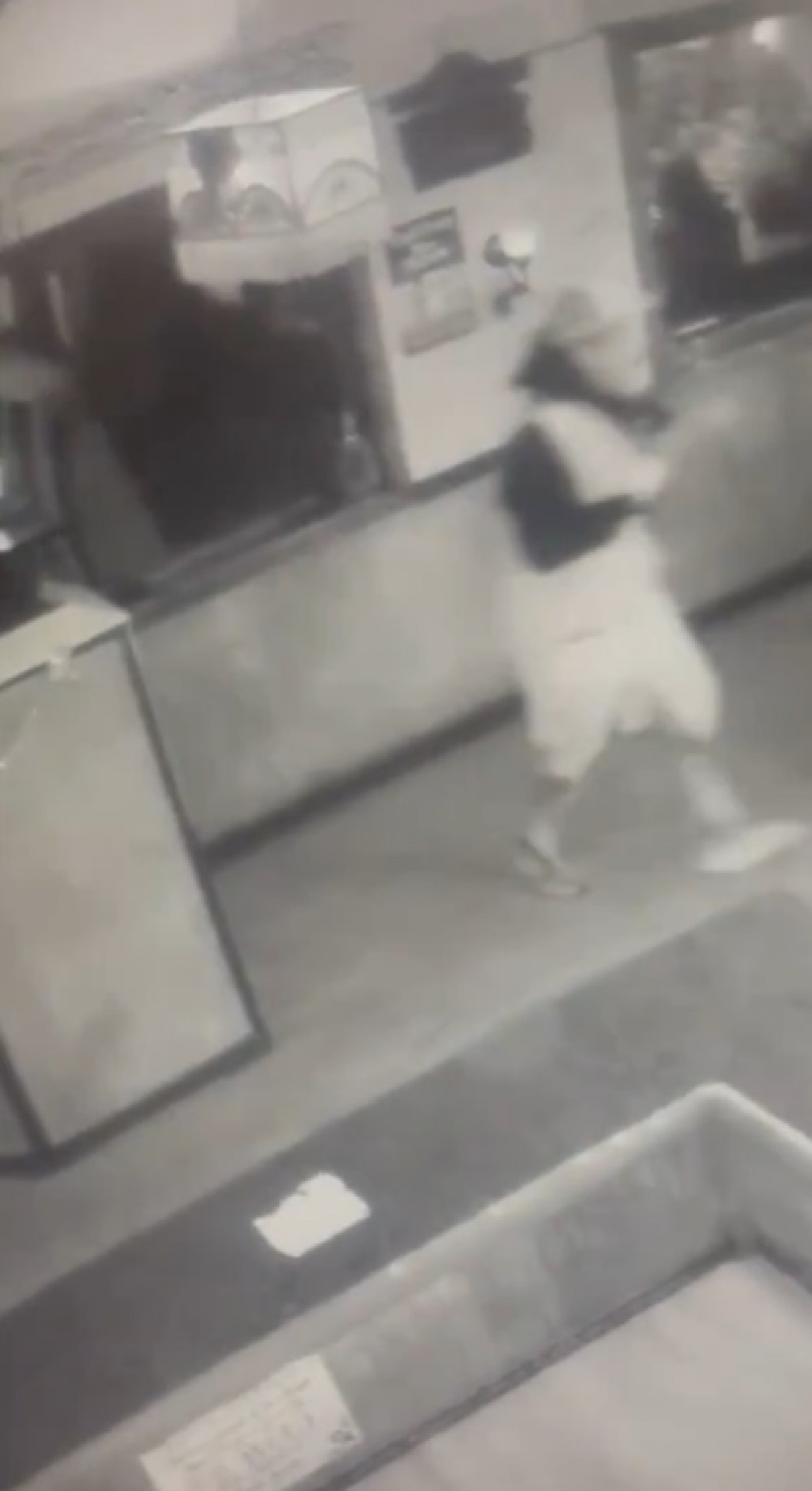 Duncan foge, segundos antes de desmaiar na cozinha do estabelecimento - Reprodução / X