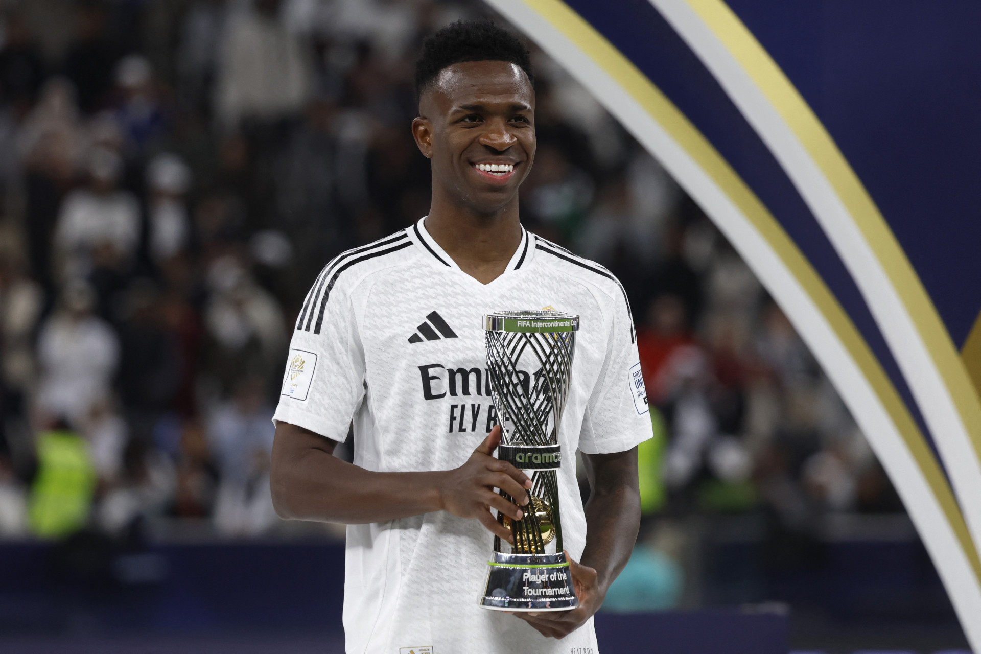 Vini Jr com o pr&ecirc;mio de melhor jogador da Copa Intercontinental - Karim Jaafar / AFP