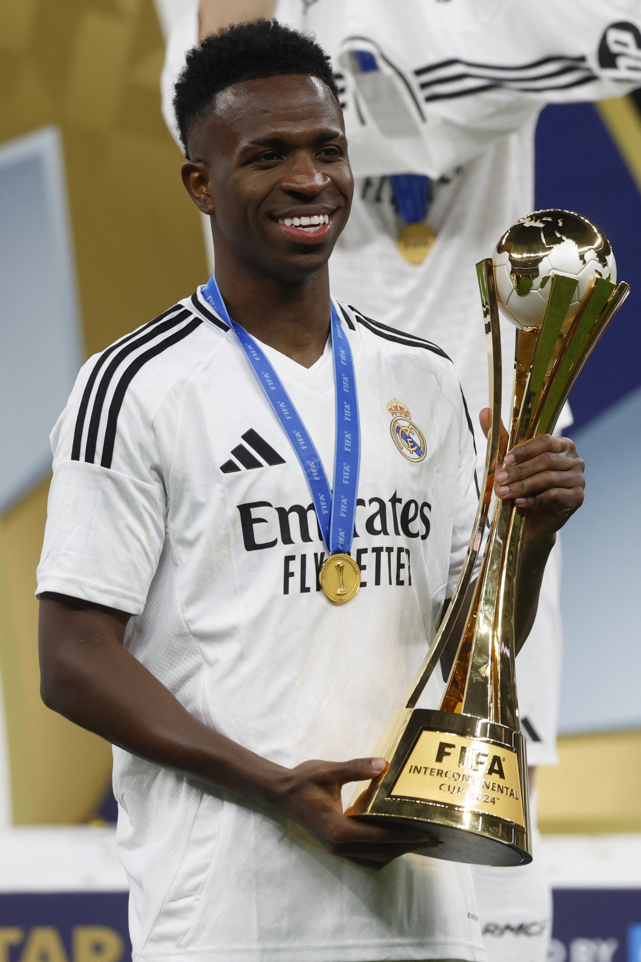 Vini Jr com a taça da Copa Intercontinental