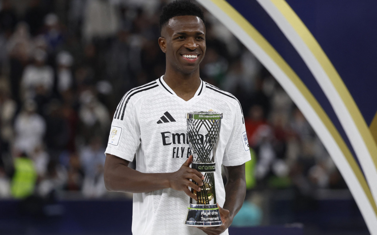 Vini Jr com o prêmio de melhor jogador da Copa Intercontinental