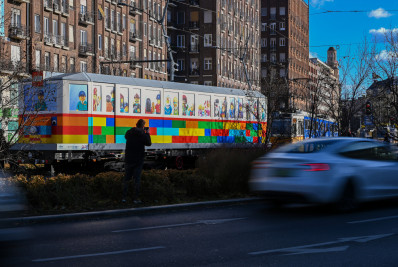 Artista húngaro apresenta megaconstruções de Lego em exposição em Budapeste