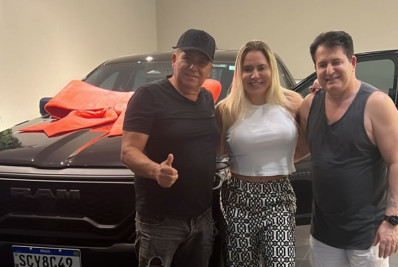 Marrone presenteia irmão com carro de luxo 