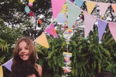 Chay Suede divulga imagens do aniversário de 5 anos da filha