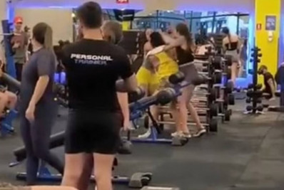 Três mulheres trocam chutes e socos durante briga em academia em Goiânia